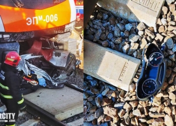 Жуткое ДТП на железной дороге: поезд смял легковушку, выехавшую на переезд под запрещающий сигнал светофора