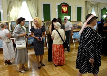 Городские «Цветы». Выставка, посвященная крепким и добрым связям Беларуси и России, открылась в Генконсульстве РФ в Бресте