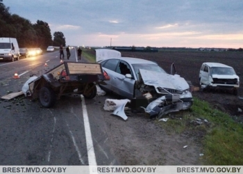 Молодая девушка неверно оценила дорожную ситуацию и спровоцировала лобовое ДТП на трассе в Столинском районе