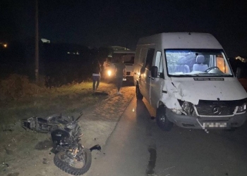 Неосторожный обгон на трассе Р-136 привел к аварии буса и мотоцикла