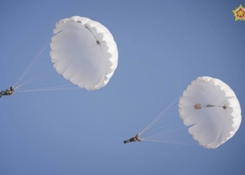 Над Брестом кружит боевой самолет. В чем дело?