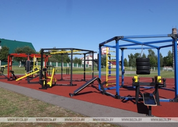 Площадку с уличными тренажерами обустраивают в Каменце