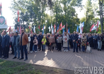 Брест отметил День народного единства возложением цветов к обновленному памятнику