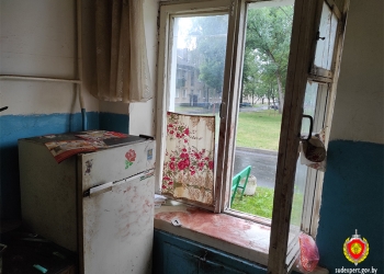 Житель Белоозерска вломился через окно в чужую квартиру, избил хозяина, забрал деньги и скрылся