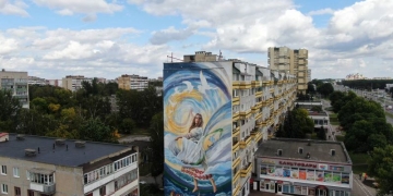 Мурал «Зямля пад белымі крыламі»