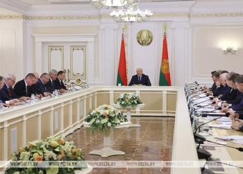 Лукашенко распорядился с 6 октября ввести запрет на повышение цен в Беларуси