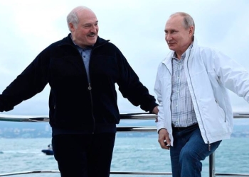 Александр Лукашенко подарил Владимиру Путину на юбилей сертификат на трактор «Беларус»