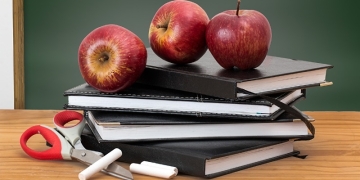 Едят дети, а оскомина у родителей. Как режим школьного питания может стать в буквальном смысле яблоком раздора?