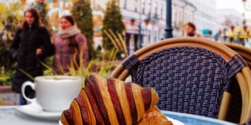 Хруст французской булки. Сколько рабочих минут «стоит» круассан в Беларуси, Америке и Польше?