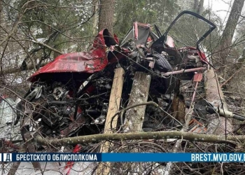 Жесткое ДТП на трассе Р-99: «Мицубиси» буквально застрял в придорожных деревьях