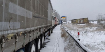 Между пунктами пропуска «Мокраны» и «Доманово» еще с февраля стоят брошенные фуры