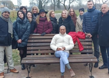 В Городском саду появилась новая именная скамейка – их уже 45!