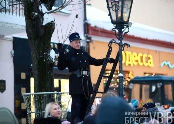 Брестский фонарщик будет зажигать огни под аккомпанемент оркестра Дедов Морозов и Снегурочек