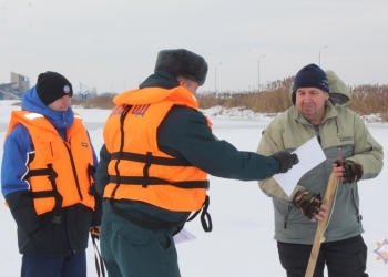 Брестские спасатели напомнили любителям зимней рыбалки о правилах безопасности на льду