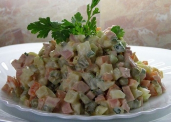 Оливье с бюджетным вкусом. Что приготовить на Новый год, потратив не более 100 рублей?