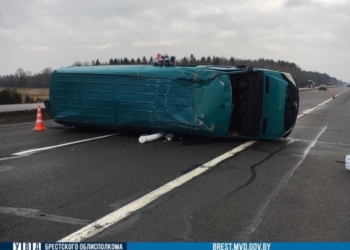 Лопнувшая шина привела к опрокидыванию буса на трассе М-1