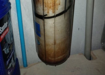 Житель Жабинки нашел в домашнем фильтре для воды белых червей и пожаловался в ЖКХ. Там провели большую проверку