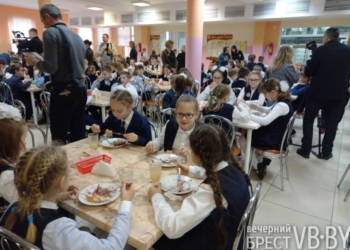 Замминистра здравоохранения навестил школу №1 Бреста, чтобы посмотреть, как питаются дети