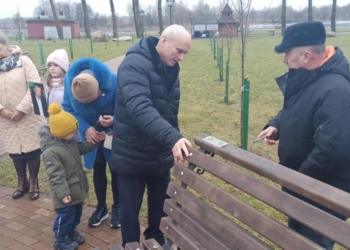 В Городском саду появилась 46-я именная скамейка