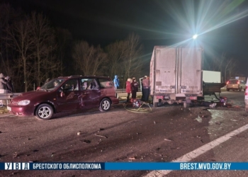 На трассе М-1 грузовой бус протаранил минивэн и прицеп с досками