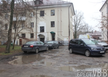 Трудности – поровну. Жители домов на Карла Маркса просят привести в порядок их двор