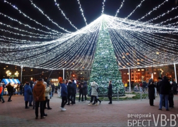 Новый год встретили, но праздник продолжается. Ажиотаж – в Парке мира. ФОТОРЕПОРТАЖ