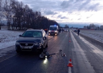 Женщина каталась на электросамокате по загородной трассе и погибла