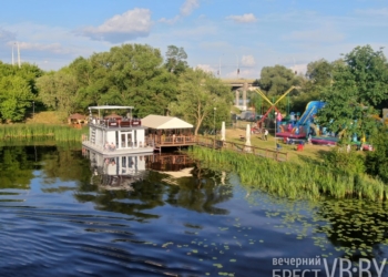 Полуостров невезения. Кто должен следить за порядком в популярной рекреационной зоне у моста на бульваре Шевченко?