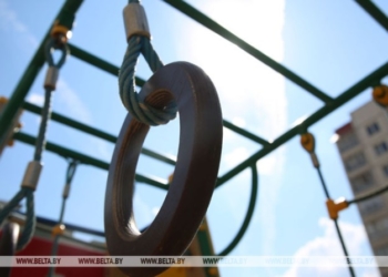 Во дворах барановичских многоэтажек оборудуют 14 новых детских площадок