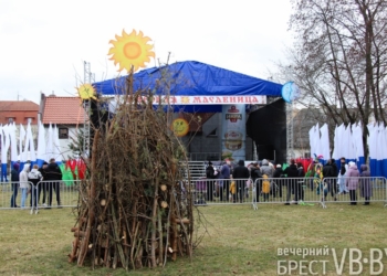 Файер-шоу, подкидывание блинов… В парке культуры и отдыха стартовала Масленица