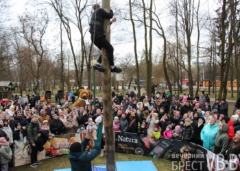 Файер-шоу, подкидывание блинов… В парке культуры и отдыха стартовала Масленица