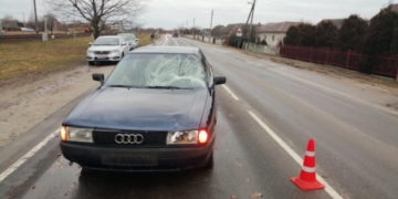 Водитель не справился с управлением на загородной дороге, и машина оказалась в поле на крыше