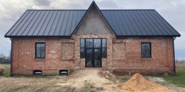 «Да Элізы». Як фермер з Драгічынскага раёна аднаўляе будынак сядзібы роду Ажэшкаў