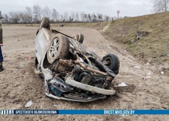 В Каменецком районе мужчина допустил занос своего «Опеля» и закончил поездку вверх ногами