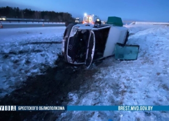 На трассе М-1 опрокинулся бус с пассажирами