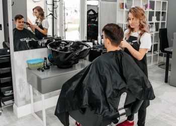 Крупнейшая сеть парикмахерских «Локон» – лидер бьюти-индустрии, которая всегда на страже красоты и прекрасного настроения своих клиентов