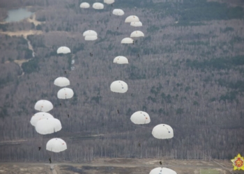 Над Брестом сегодня гудел самолет