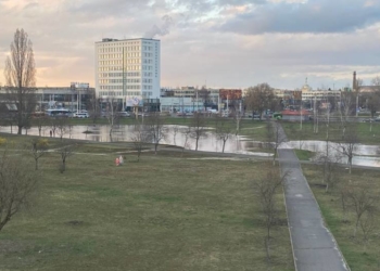 Возле ЦМТ вчера внезапно появилось озеро. А у некоторых брестчан пропала вода. Да, это связано