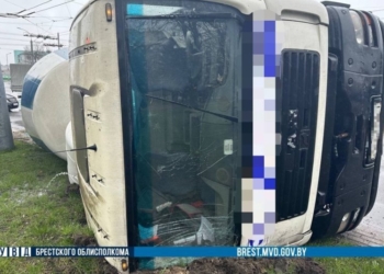 На Партизанском проспекте Бреста опрокинулся бетоновоз