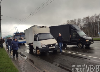 ФОТОФАКТ. На Московской не разъехались два грузовых буса – и заблокировали две полосы