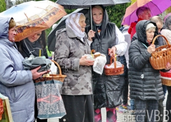 Дождливая погода не помешала брестчанам соблюсти пасхальные традиции. ФОТОРЕПОРТАЖ