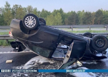 На «Бульковском» мосту перевернулась «Лада»