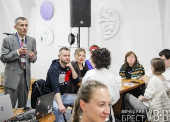 Малиновые пиджаки и «зайцы». В художественном музее Бреста прошла ностальгическая ночь