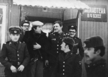 Владимир Высоцкий с солдатами, слева от него Степан Шут