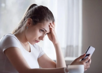 оскорбление в мессенджерах девушка с телефоном