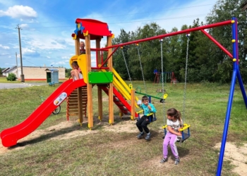 Новая детская площадка появилась в деревне Заречье Березовского района