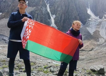 Брестчане подняли флаг Беларуси на Большой Актру