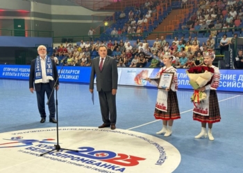 Александр Мешков получил удостоверение Почетного гражданина Бреста