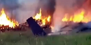 Частный самолет Embraer Legacy с десятью людьми на борту упал в Тверской области