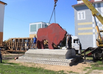 Копию скульптуры зубра, установленной у трассы М1 на границе Брестской и Минской областей, установили в Ганцевичах